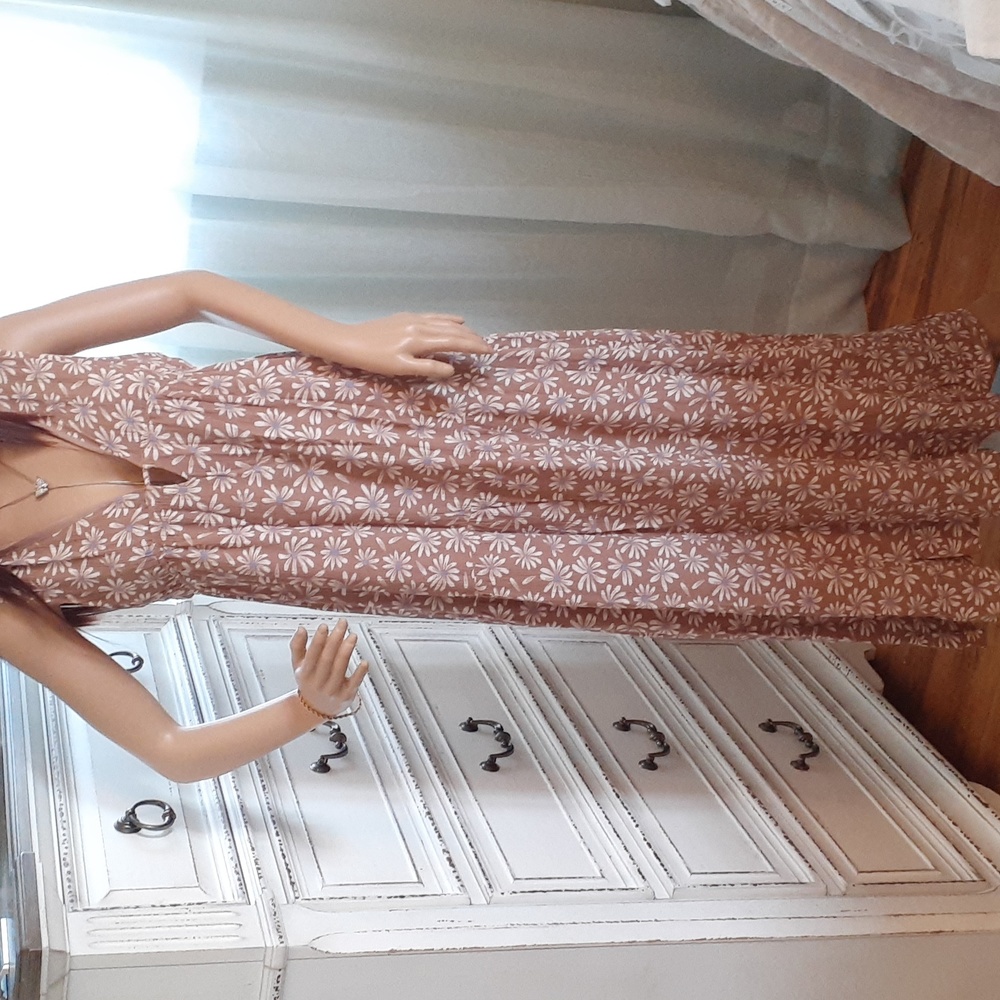 Love Tree Floral Daisy Print sleeveless Maxi Dress. Deep neckline Low Back  L